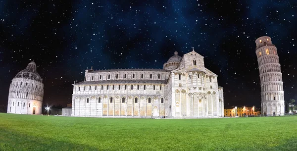 Dramatická obloha nad zázrakem náměstí Pisa, Itálie — Stock fotografie