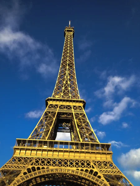 Vue de la célèbre Tour Eiffel depuis Champs de Mars — Photo