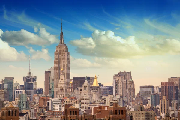 Manhattan wolkenkrabbers met dramatische hemel op achtergrond — Stockfoto