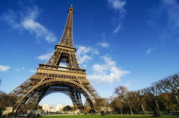 Nubes y colores del cielo sobre la Torre Eiffel —  Fotos de Stock
