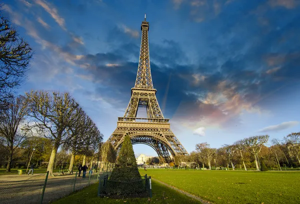 Ανατολή του ηλίου στο Παρίσι, με τον πύργο του Άιφελ — Φωτογραφία Αρχείου