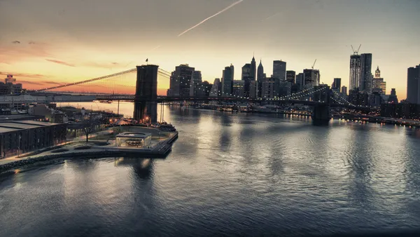 Puesta de sol de invierno sobre el puente de Brooklyn, Nueva York — Foto de Stock