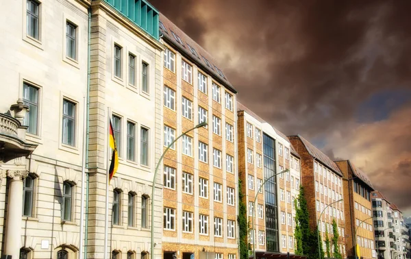 Häuserzeile in Berlin mit dramatischem Himmel — Stockfoto