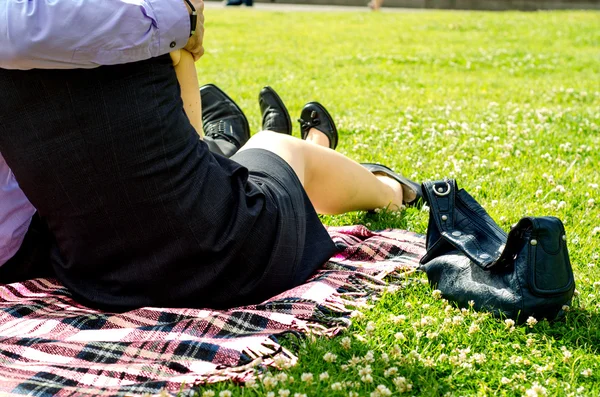 Couple in the Forties relaxing on the Park — Stock Photo, Image