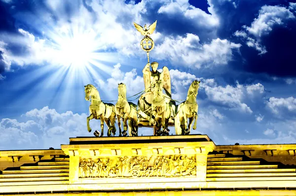 Величество Квадрига над Бранденбургскими воротами, с драматическим Небом — стоковое фото