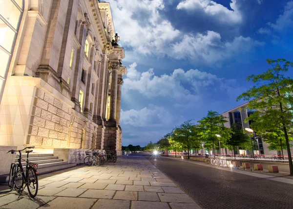 Distrito do Governo de Berlim à noite, vista lateral — Fotografia de Stock