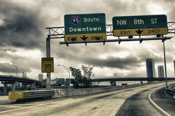 Дорожные знаки на автомагистрали — стоковое фото