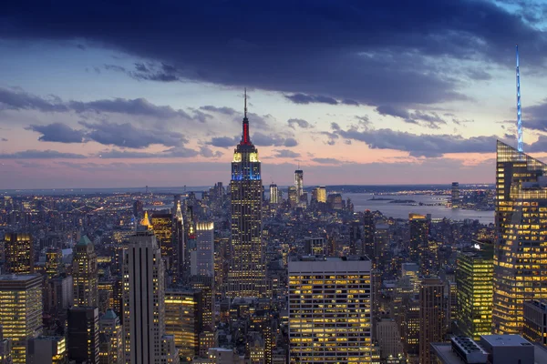 ニューヨーク市の高層ビルに沈む夕日 — ストック写真