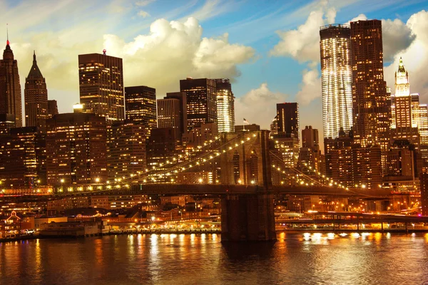 Brooklyn Bridge y Lower Manhattan Skyline al atardecer —  Fotos de Stock