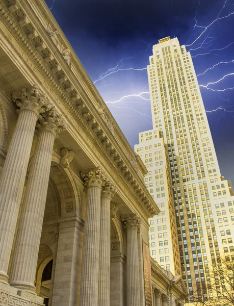 New Yorker Stadtbibliothek und umliegende Wolkenkratzer — Stockfoto