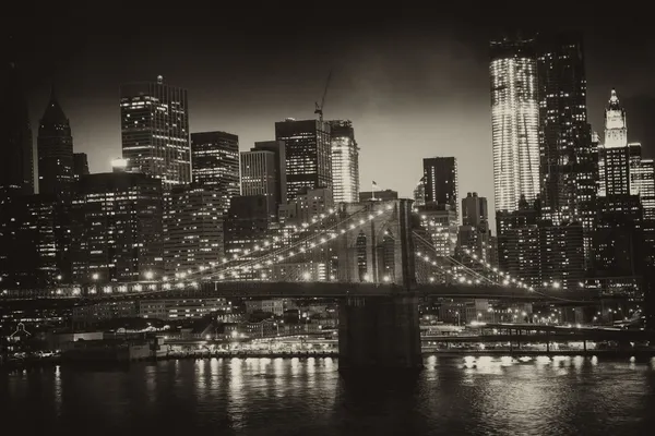 Manhattan, new york city - černobílý pohled na vysokých skyscrap — Stock fotografie