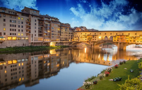 Ponte vecchio Visa från bra, våren solnedgång i Florens — Stockfoto