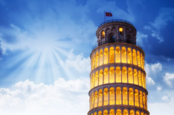 Pisa Kulesi mucizeler meydanında ışıklı güneş ile gece — Stok fotoğraf