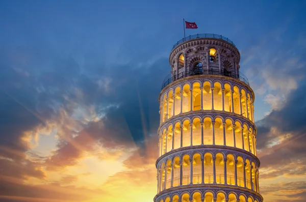 Пизанская башня на площади Чудес, освещенная ночью солнцами — стоковое фото