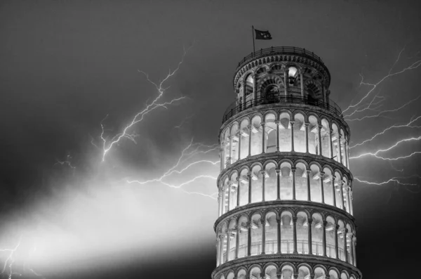 Lumières et tempête au-dessus de la tour penchée de Pise la nuit — Photo