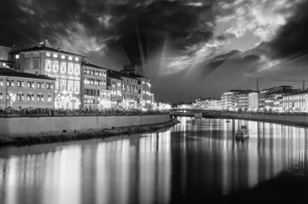 Pisa på natten i bra, upplysta byggnader — Stockfoto