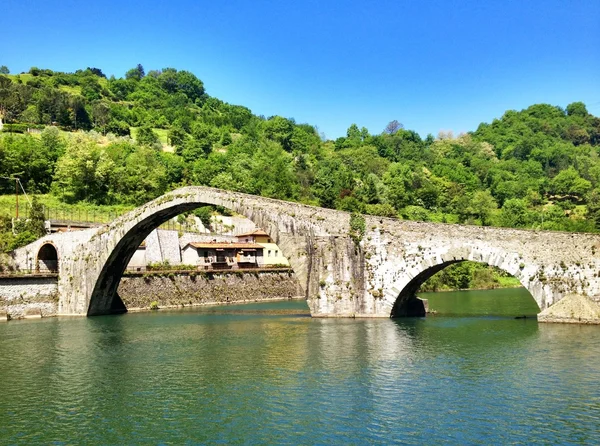 Ponte dei Diavoli a Lucca durante la stagione primaverile — Foto Stock