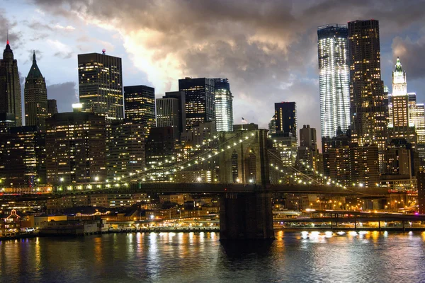 Brooklyn Bridge y Lower Manhattan Skyline al atardecer —  Fotos de Stock