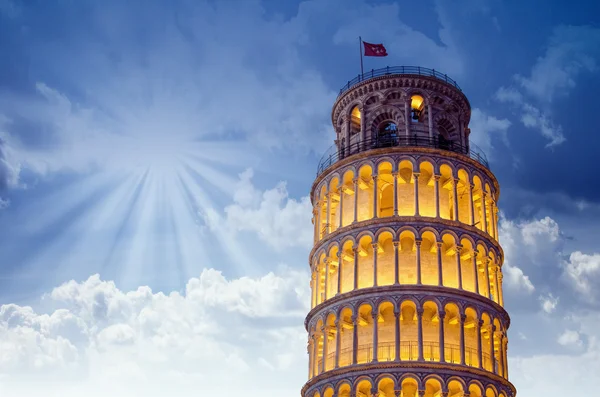 Pisa Kulesi mucizeler meydanında ışıklı güneş ile gece — Stok fotoğraf
