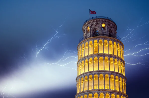 Světla a bouře nad šikmou věž v Pise v noci — Stock fotografie