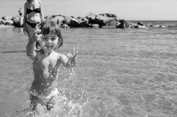 Дитина розслабляючий і жартувати на пляжі — стокове фото