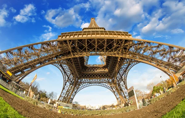 Amplo ângulo vista para cima da Torre Eiffel em Paris — Fotografia de Stock