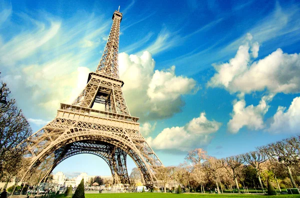 춥고 맑은 겨울 날 파리에서에 에펠 탑 영광 — 스톡 사진