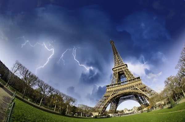 Thunderstorm over Eiffel Tower in Paris — Stock Photo, Image