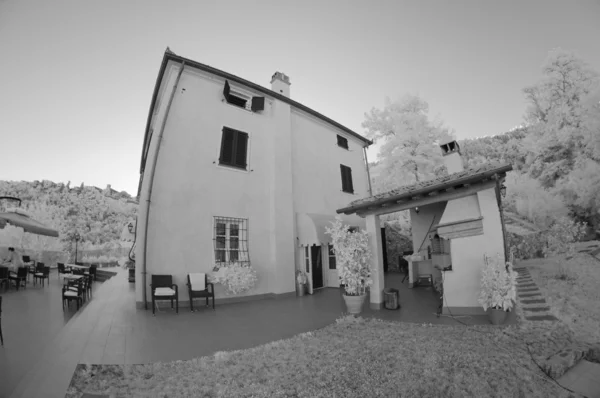 Immagine a infrarossi di un agriturismo in Toscana — Foto Stock