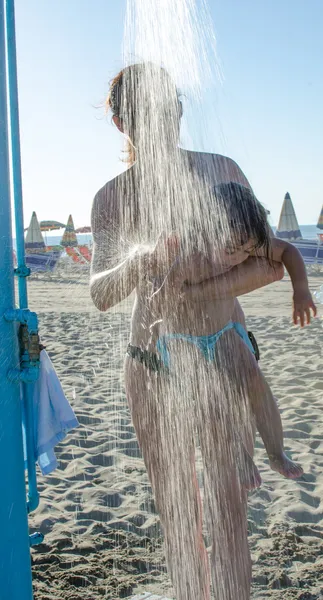 Дитина з душем на пляжі — стокове фото