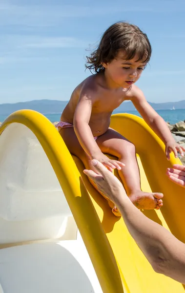 Baby ontspannen op het strand — Stockfoto