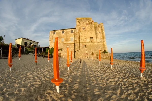 Torre mozza, oude toren op een Toscaanse strand — Stockfoto