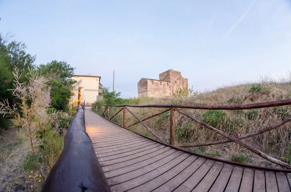 Torre Mozza, antica Torre su una Spiaggia Toscana — Foto Stock