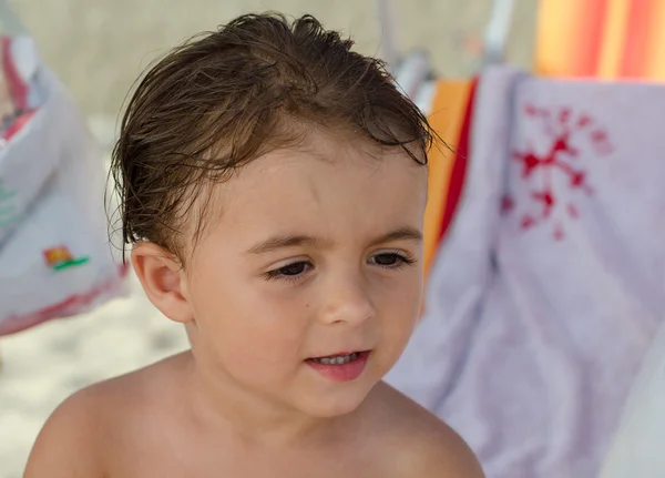 Dziecko relaks na plaży — Zdjęcie stockowe