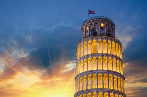 Scheve toren van pisa's nacht verlicht — Stockfoto