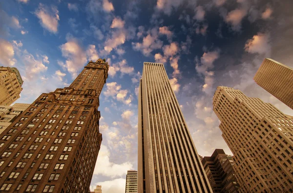 云层和现代摩天大楼的戏剧性天空 — 图库照片