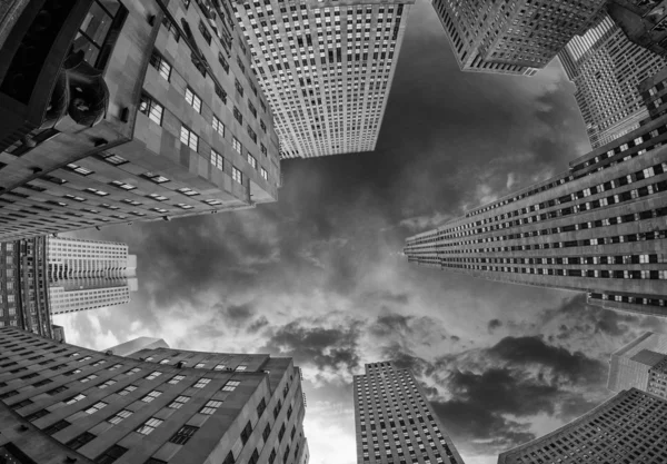 Riesige Wolkenkratzer unter dramatischem Himmel — Stockfoto