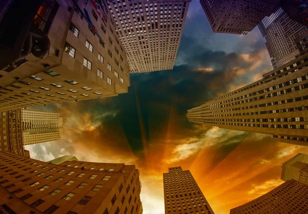 Gigantiska skyskrapor under en dramatisk himmel — Stockfoto