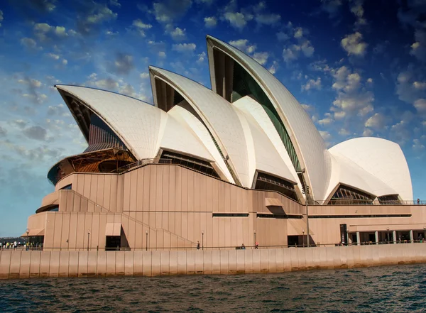 Оперный театр в Сиднее на фоне неба — стоковое фото