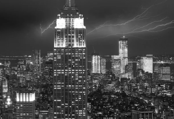 高層ビルや街のスカイラインとの夜にダウンタウンの航空写真ビュー — ストック写真
