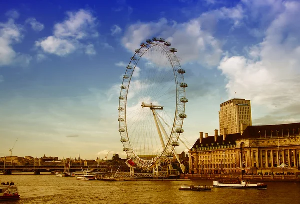 Westminster bridge en de populaire toeristische attractie london eye — Stockfoto