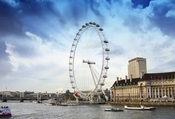 Westminster Bridge and the popular tourist attraction London Eye — Stock Photo, Image