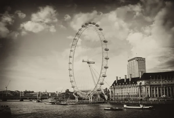 Westminster bridge en de populaire toeristische attractie london eye — Stockfoto