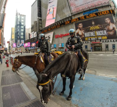 New york, Amerika Birleşik Devletleri - mar 6: polis memuru onların at nalı downtow binmek