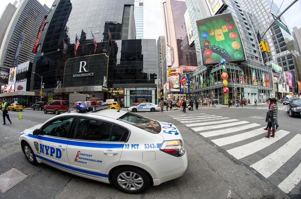 NOVA CIDADE DA IORQUE - MAR 6: Times Square de manhã com carro NYPD em — Fotografia de Stock