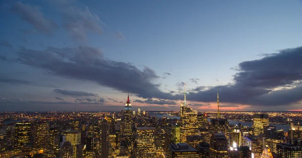 Πόλη της Νέας Υόρκης - 9 Μαρτίου: Ουρανοξύστες φώτα ανάβουν Μανχάταν — Φωτογραφία Αρχείου