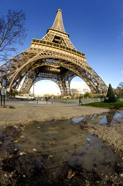 Wolken en lucht kleuren boven Eiffeltoren — Stockfoto