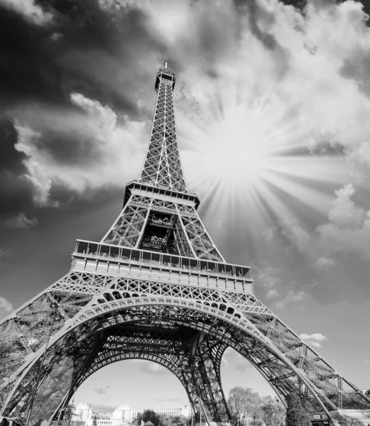 Moln och himmel färger framför Eiffeltornet — Stockfoto