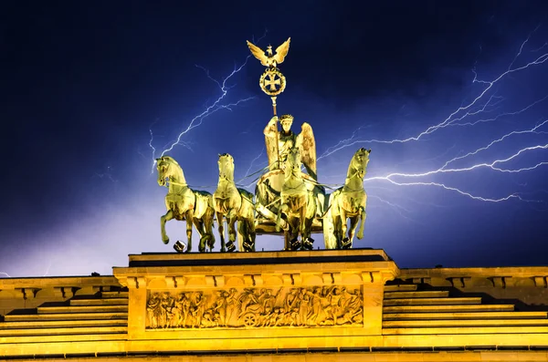 Quadriga 纪念碑，在柏林的勃兰登堡门头顶上的天空 — 图库照片