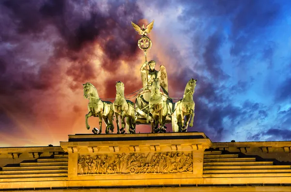 Maestà della Quadriga sopra la Porta di Brandeburgo, con cielo drammatico — Foto Stock